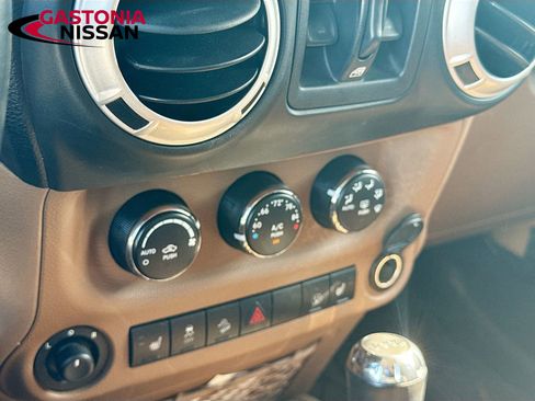 Used 2013 Jeep Wrangler Unlimited Sahara w/ Connectivity Group AWD/4WD image 19