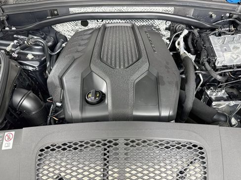 Certified 2025 Porsche Macan AWD/4WD image 32