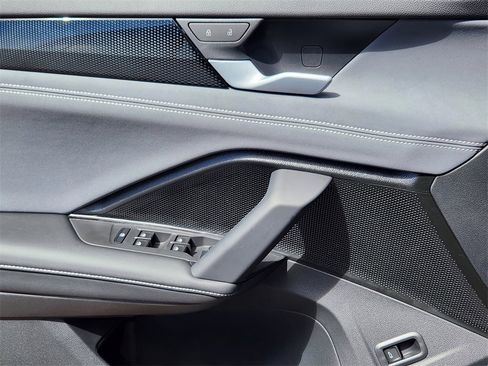 New 2025 Volkswagen Tiguan SE image 3