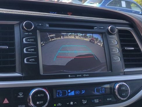 Used 2019 Toyota Highlander Plus AWD/4WD image 22