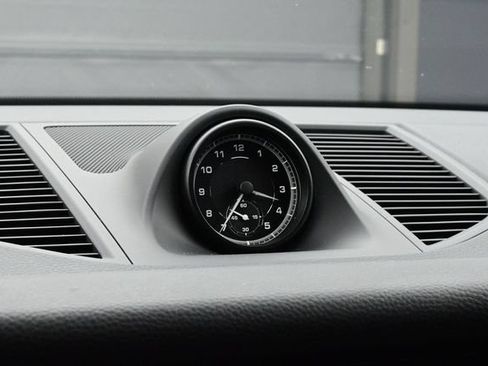 Certified 2025 Porsche Macan AWD/4WD image 12