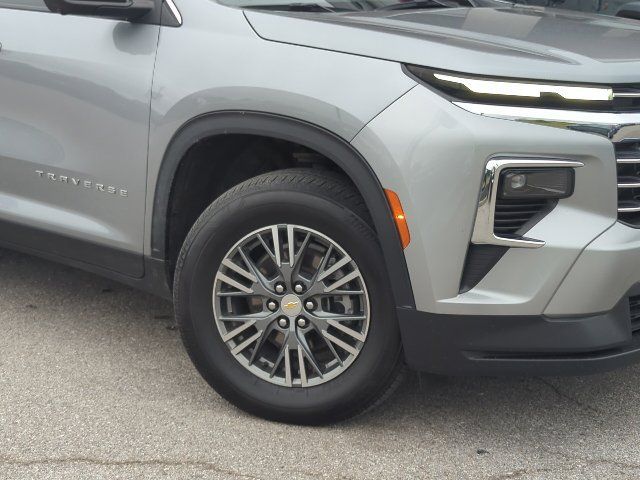 Used 2024 Chevrolet Traverse LT FWD image 2