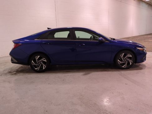 Certified 2024 Hyundai Elantra SEL w/ Convenience Package FWD image 3