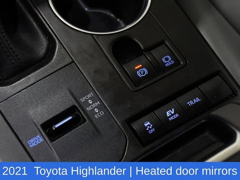 Used 2021 Toyota Highlander XLE image 23