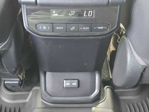 Used 2023 Toyota Highlander LE AWD/4WD image 19