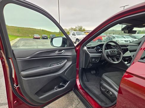 New 2025 Jeep Grand Cherokee Altitude image 10