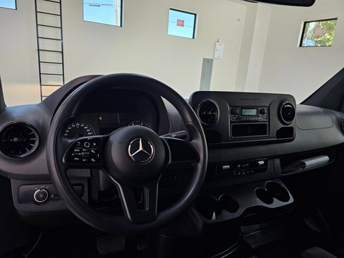 Used 2022 Mercedes-Benz Sprinter 2500 image 22
