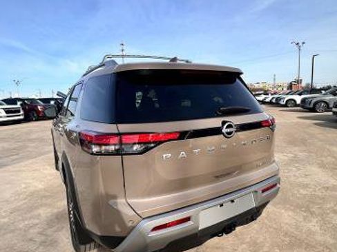 Certified 2024 Nissan Pathfinder Platinum image 11