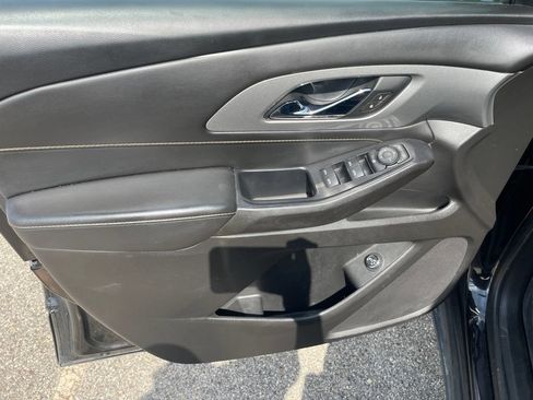 Used 2021 Chevrolet Traverse LT FWD image 21