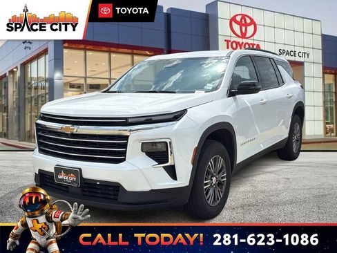 Used 2026 Chevrolet Traverse LT FWD image 1