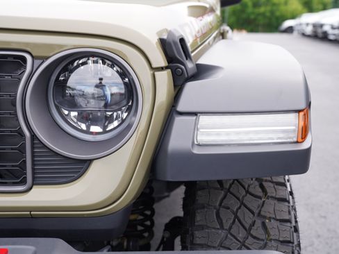 Used 2025 Jeep Wrangler Unlimited Rubicon AWD/4WD image 12