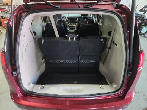 Used 2019 Chrysler Pacifica Limited FWD image 28