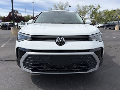 Used 2025 Volkswagen Taos SE AWD/4WD image 2