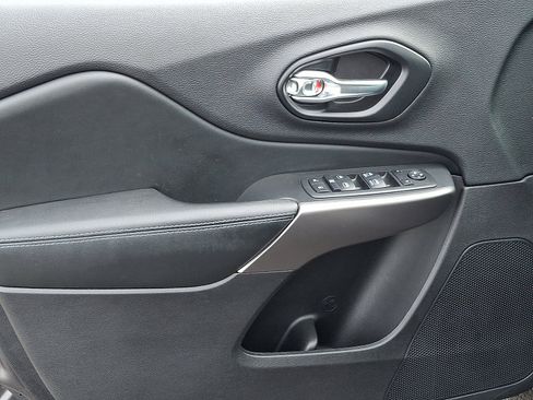 Certified 2021 Jeep Cherokee Latitude Plus w/ Sun & Sound Group image 12