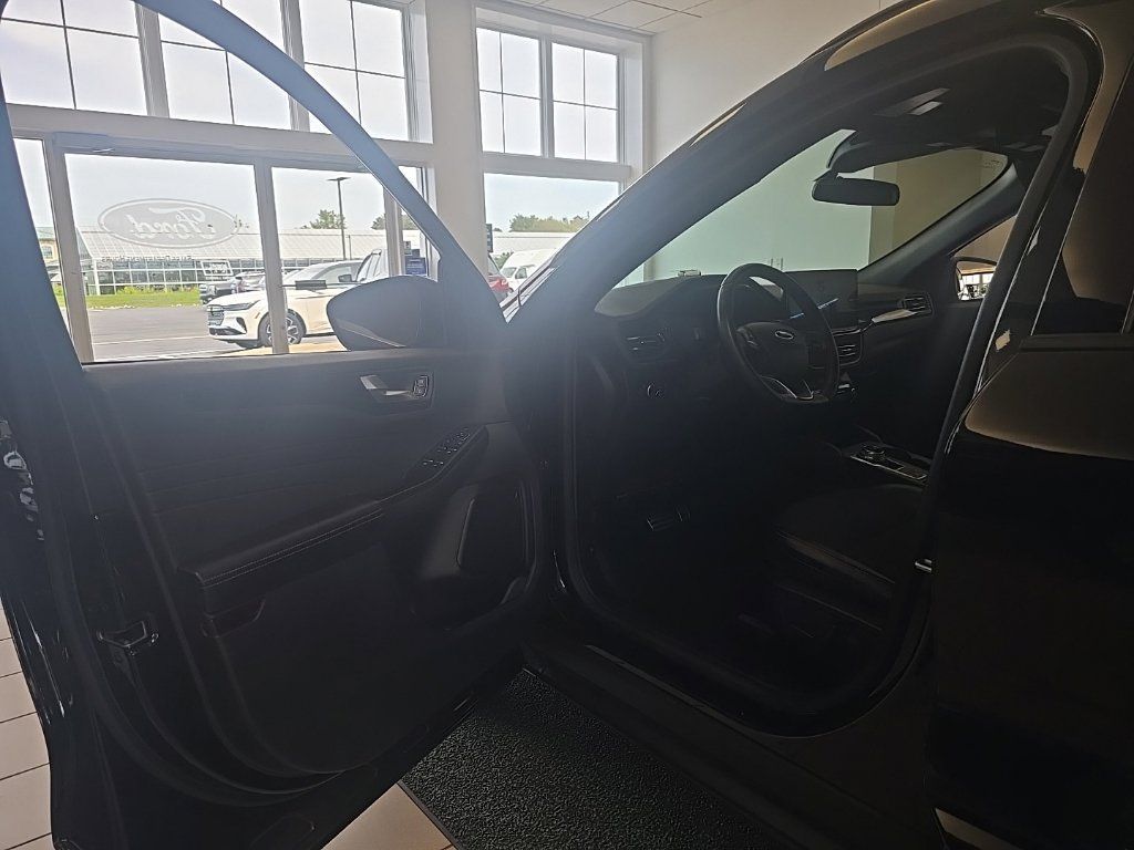 Used 2023 Ford Escape ST-Line w/ Tech Pack #1 AWD/4WD image 11