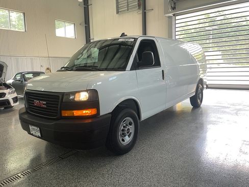 Used 2025 GMC Savana 3500 Extended RWD image 3