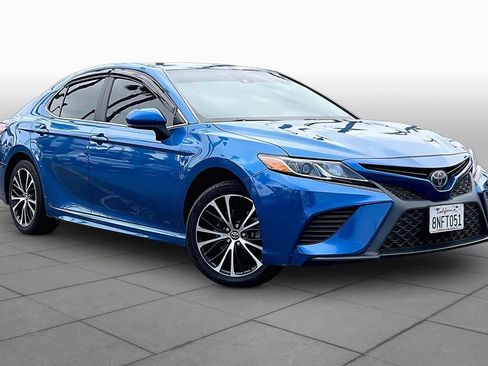 Used 2020 Toyota Camry SE w/ Carpet Mat Package FWD image 2