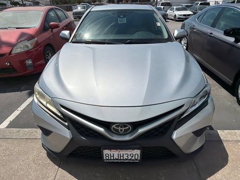 Used 2019 Toyota Camry SE FWD image 3