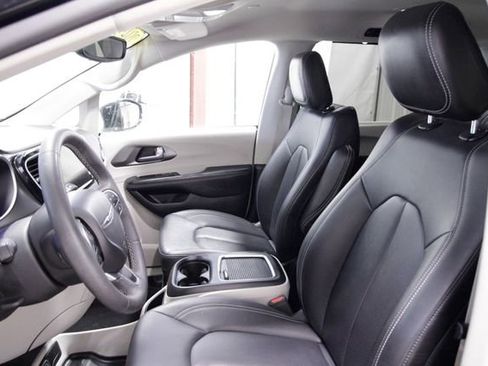 Used 2024 Chrysler Pacifica Touring-L image 14