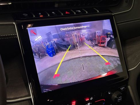 Used 2025 Jeep Grand Cherokee Limited image 23