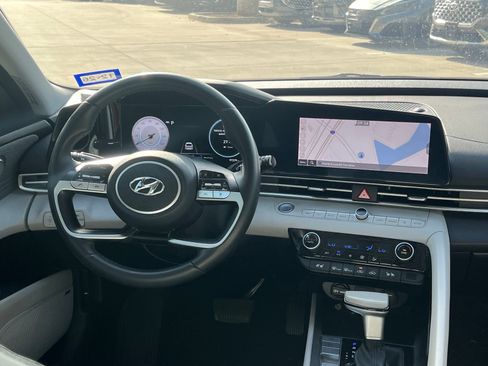 Used 2023 Hyundai Elantra Limited w/ Preferred Accessory Package FWD image 18
