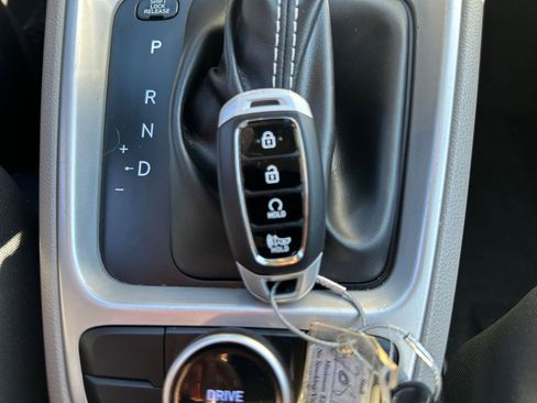 Used 2025 Hyundai Venue SEL image 21