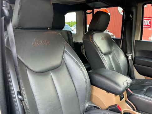 Used 2017 Jeep Wrangler Unlimited Rubicon AWD/4WD image 45