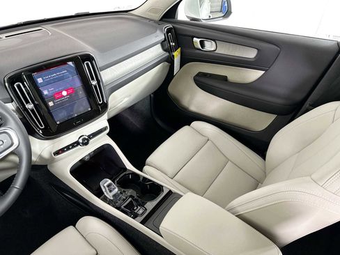 Used 2025 Volvo XC40 B5 Plus w/ Protection Package Premier image 19