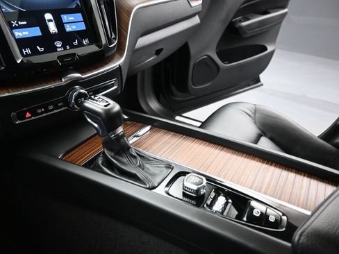 Used 2021 Volvo XC60 T5 Momentum w/ Premium Package image 14