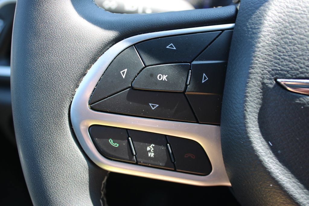 Used 2025 Chrysler Pacifica Select FWD image 36