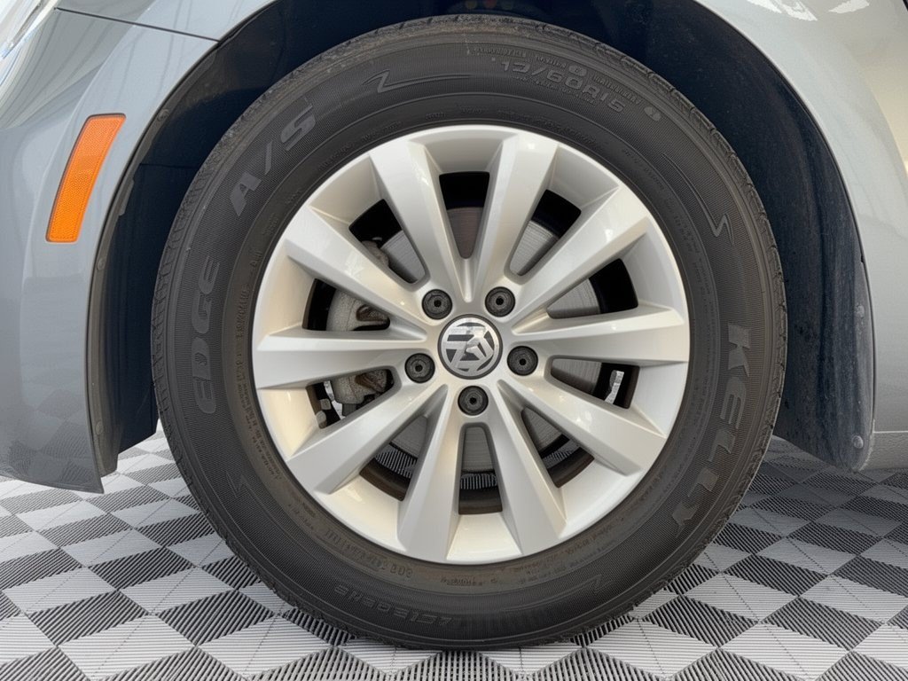 Used 2018 Volkswagen Beetle 2.0T FWD image 13