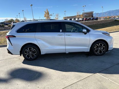 Used 2025 Toyota Sienna Platinum image 9