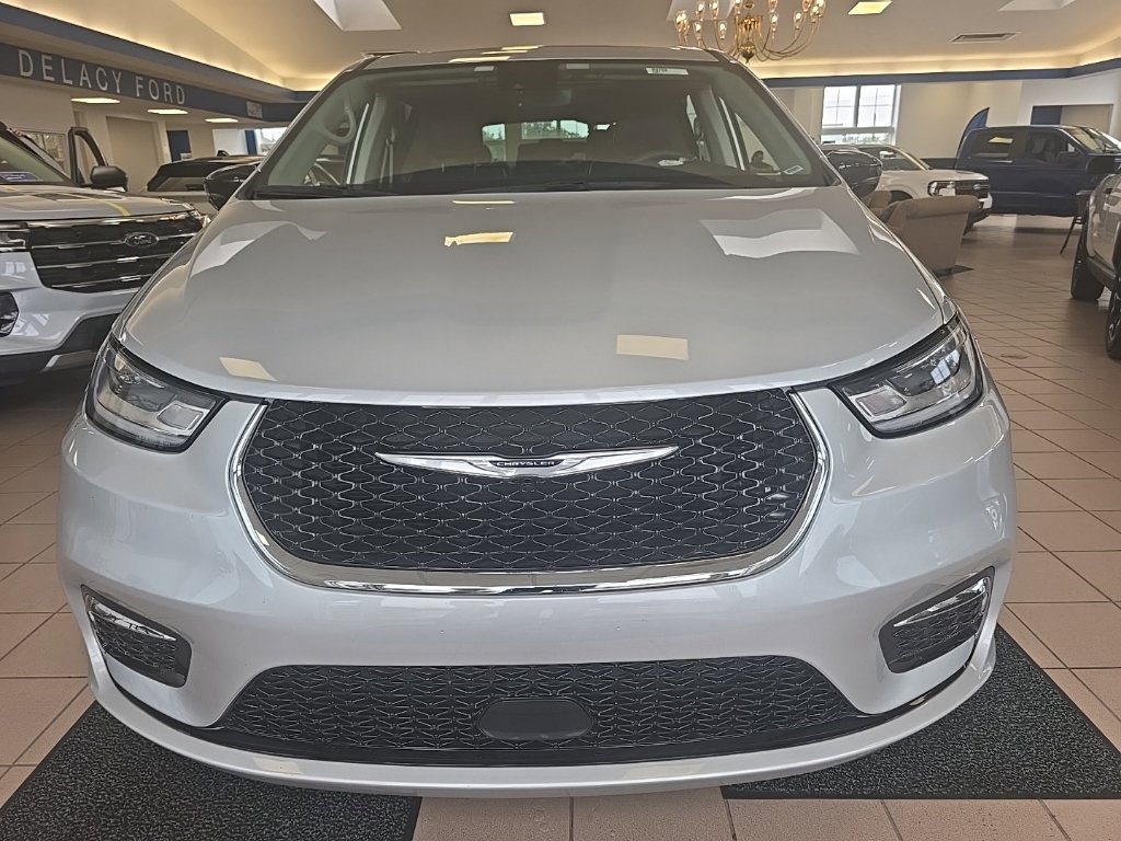 Used 2024 Chrysler Pacifica Limited FWD image 11