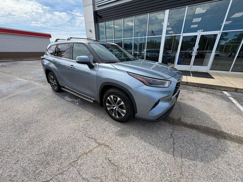 Used 2021 Toyota Highlander XLE FWD image 2