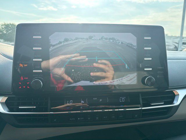 Used 2023 Toyota Sienna XLE FWD image 33