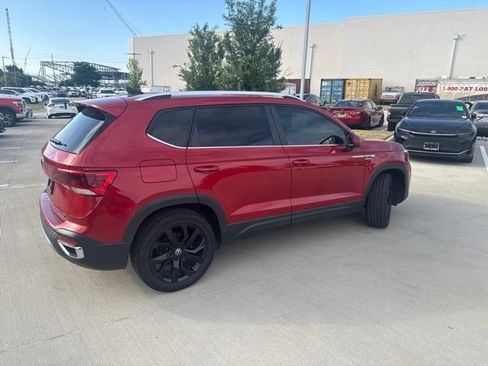 Used 2022 Volkswagen Taos SE w/ Panoramic Sunroof Package AWD/4WD image 3