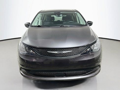Used 2023 Chrysler Voyager LX FWD image 2