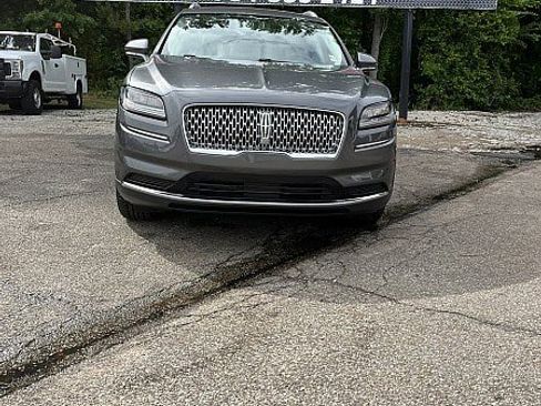 Used 2022 Lincoln Nautilus FWD image 2