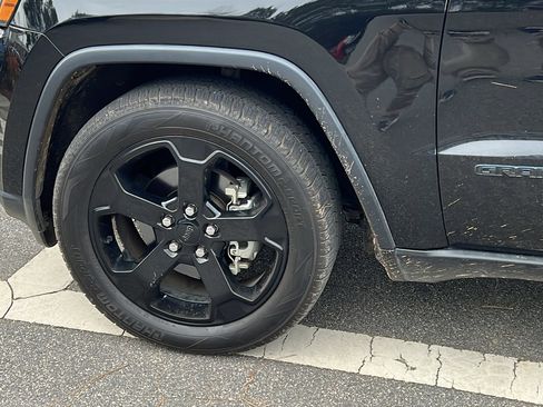 Used 2018 Jeep Grand Cherokee Laredo image 12