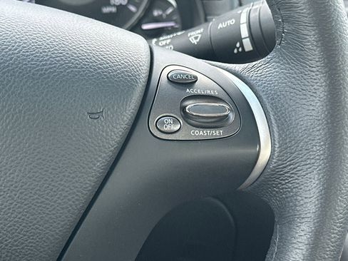 Used 2018 INFINITI Q70 Luxe image 25