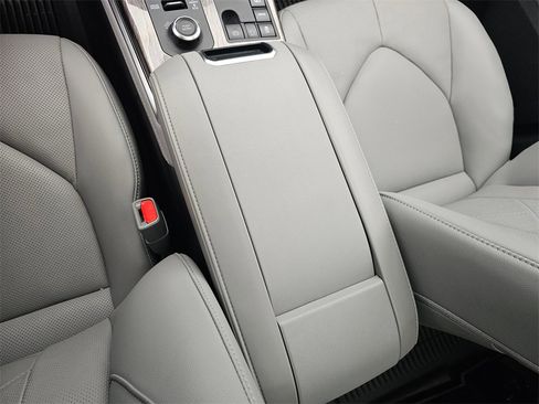 Used 2025 Toyota Highlander Platinum image 29