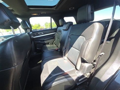 Used 2017 Ford Explorer XLT w/ Equipment Group 202A AWD/4WD image 18