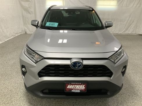 Used 2020 Toyota RAV4 XLE w/ XLE Grade Weather Package AWD/4WD image 3