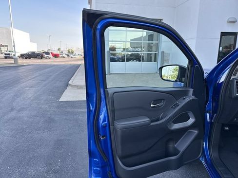 Used 2024 Nissan Frontier SV w/ SV Convenience Package RWD image 9