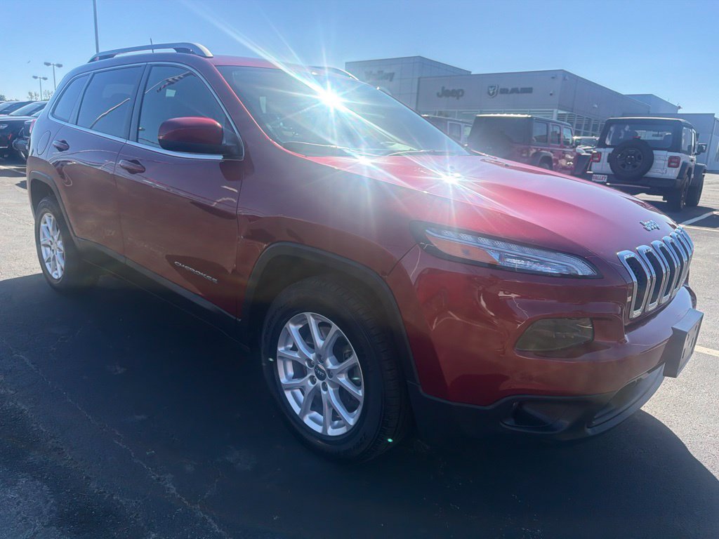 Used 2016 Jeep Cherokee Latitude w/ Cold Weather Group AWD/4WD image 3