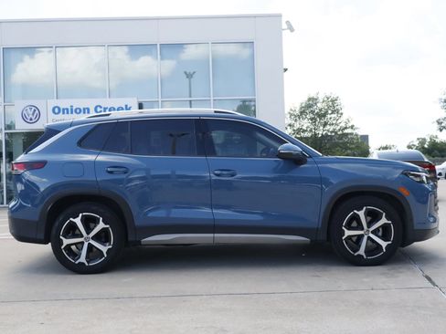 Certified 2025 Volkswagen Tiguan SE FWD image 4