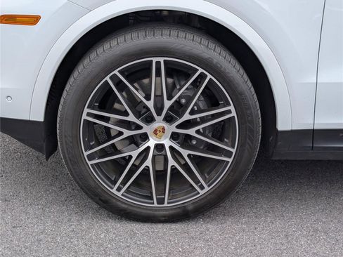 Used 2024 Porsche Cayenne Coupe image 9