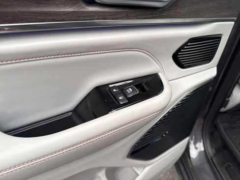 Used 2022 Jeep Grand Cherokee Overland w/ Luxury Tech Group IV image 37