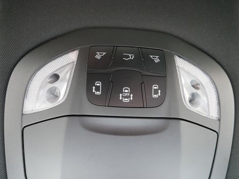 Used 2021 Chrysler Pacifica Limited w/ Uconnect Theater Family Group image 32