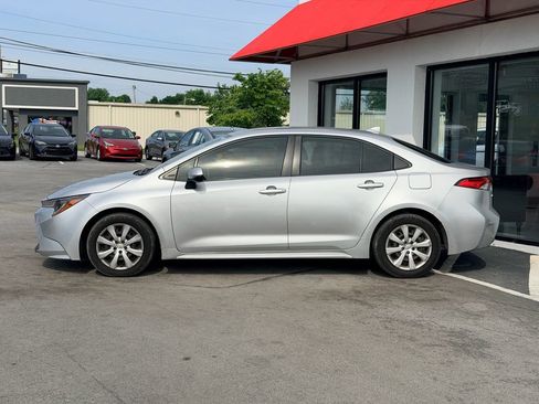 Used 2020 Toyota Corolla LE FWD image 3